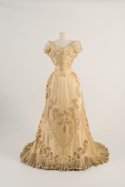 fashionsfromhistory:Evening DressHouse of Worth1903Fashion Museum Bath Pinterest 
