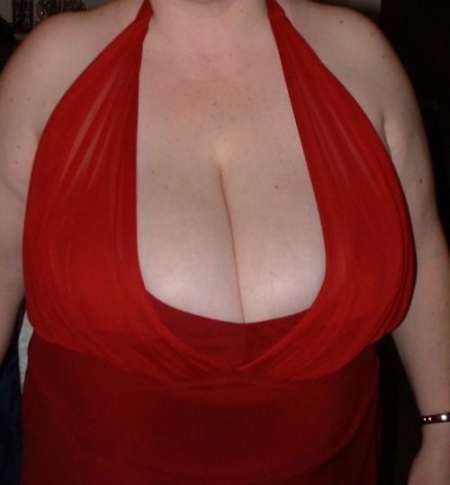 tumbleonandonstuff:  Busty Cleavage