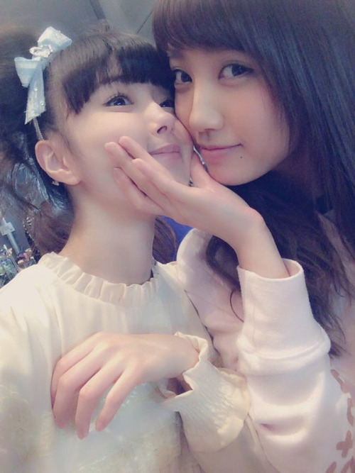 namiyorirobinha:  市川美織　加藤玲奈市川美織 ‏@miorin_lemon212 20151217　11：09おはようございます れなっちはほんとに罪な子だわっ。。#キス魔っち #最後白目 #なんでっ 