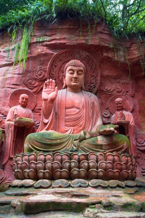 Rock carvings of Emei Shan / China (by G.S. Matthews).