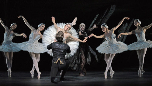 galina-ulanova:Vadim Muntagirov, Marianela Nuñez and Bennet Gartside in Swan Lake (Royal Ballet, 201