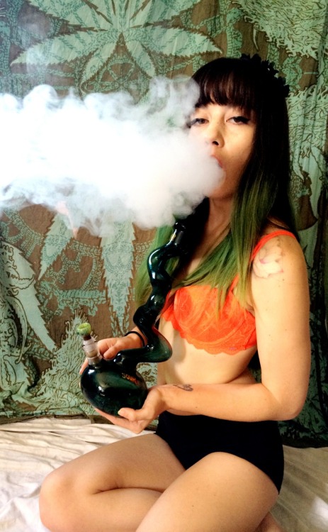 hybridfairy:  new bong is a killer!!!!