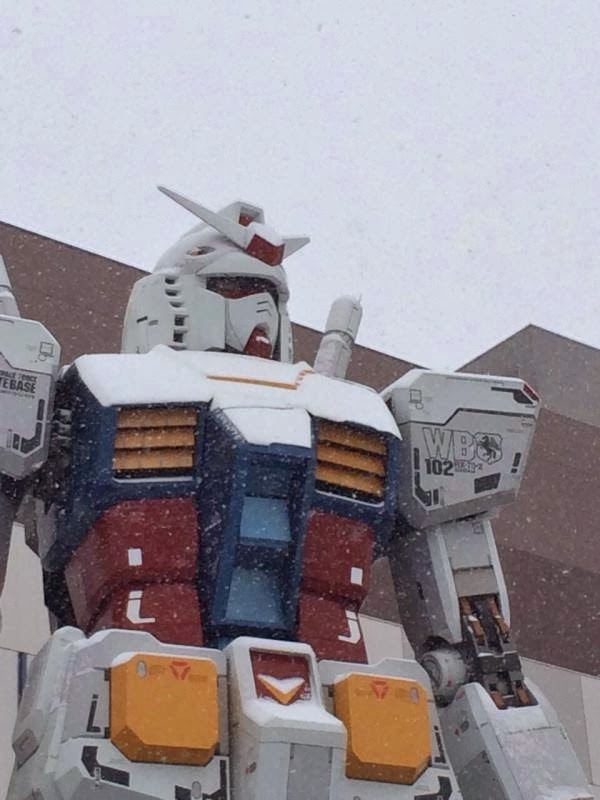 unknown999:  Gundam Front Tokyo: 1/1 Scale RX-78-2 Gundam Statue - Covered in Snow