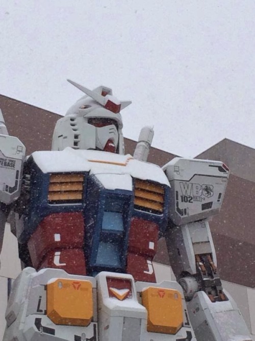 unknown999:  Gundam Front Tokyo: 1/1 Scale RX-78-2 Gundam Statue - Covered in Snow [Updated 2/8/14]      Gundam Front Tokyo: 1/1 Scale RX-78-2 Gundam Statue (Diver City, Odaiba)[Updated 2/8/14] (via GUNDAM GUY: Gundam Front Tokyo: 1/1 Scale RX-78-2 Gundam