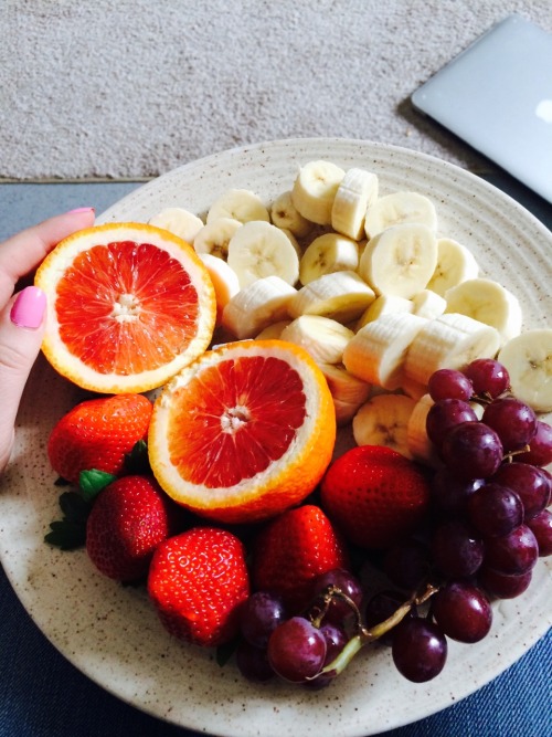 brunette-curves:  Breakfast! So happy to have bananas that I ate two of them🍌🍌🍊🍇🍓🍓🍓🍓 Happy lil fruititarian 