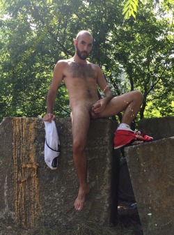 pissandbeer:  Who wants to be on his knees