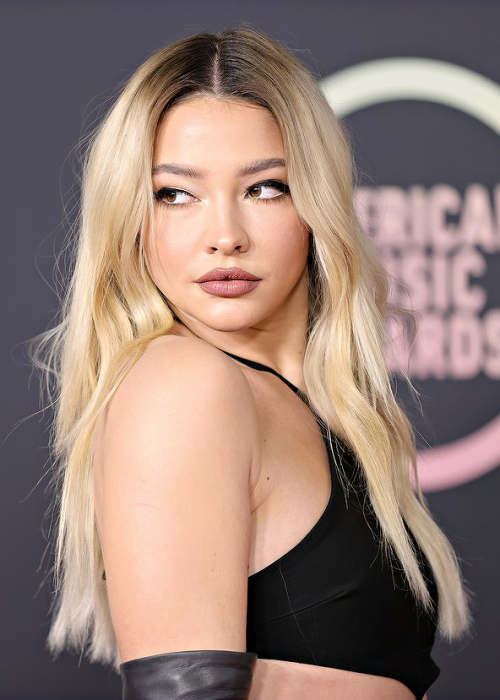  Madelyn Cline attending the American Music Awards in Los Angeles, California (November 2021)