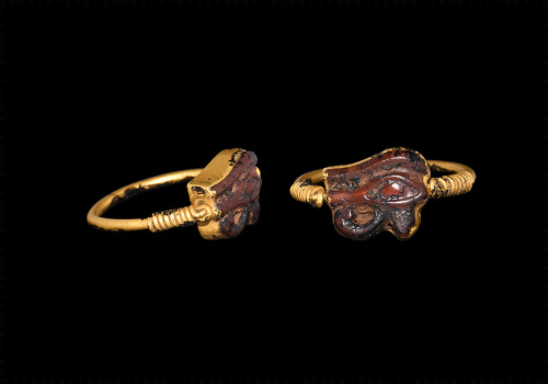 Egyptian gold and carnelian “Eye of Horus” swivel ring dating to The New Kingdom, Amarna period, 135