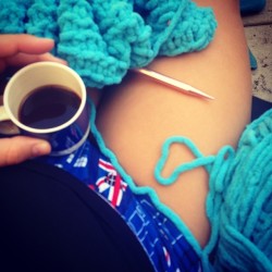 missdanidaniels:  Outdoor knitting and my