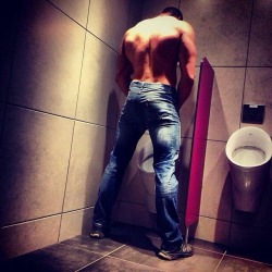 tchoor:  hotnaked8:  Hot  TAKIN’ A PISS     