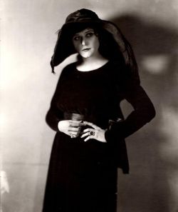Hauntedbystorytelling:  James Abbe :: Theda Bara | Src: Stage And Screen     More