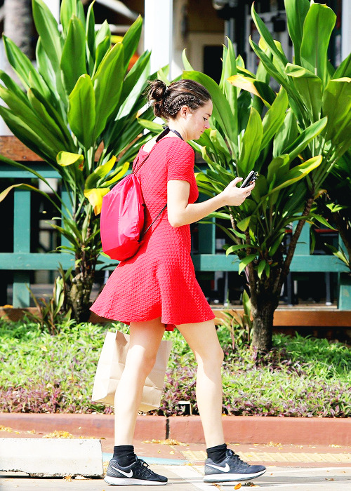 candidlyshailene:Shailene Woodley out and about in Hawaii on October 27, 2016