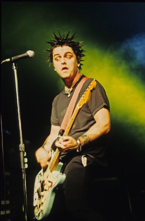 joshlerkillers:excellentbecca:Billie always pulls suchbeautiful faces when he plays@jshlr