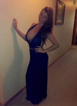 chicksintightdress:  smile 