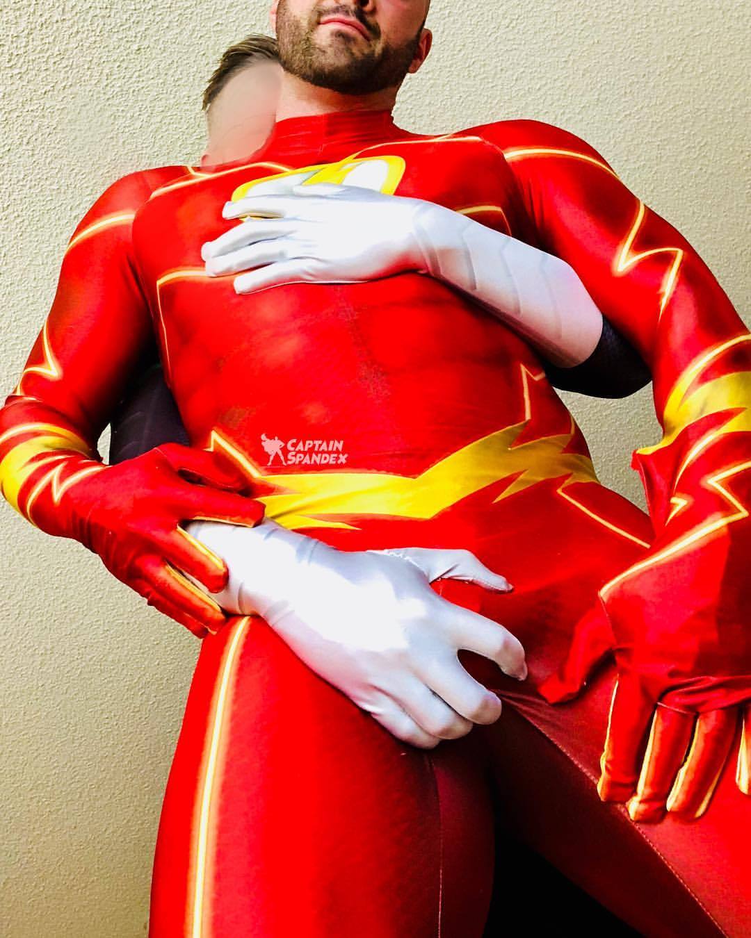 captnspandex:  What’s better than enjoying the feel of spandex?  Enjoying the feel