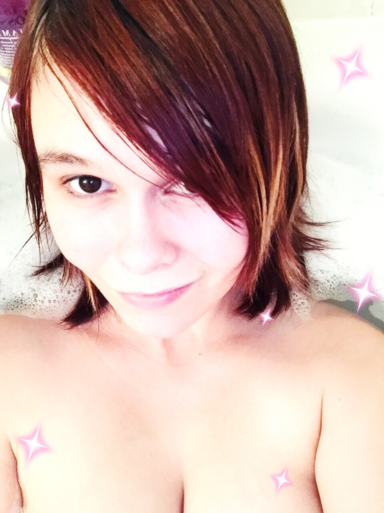neko&ndash;queen:  Bath time means selfies right? (▰˘◡˘▰) ✨ 