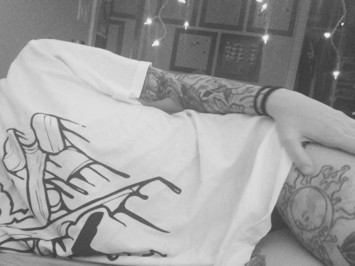 justanothertattoo-blog: irreducibleepiphanies:  I hate being cold, and I hate winter, and no one wants to keep me warm.  Tattoo blog 