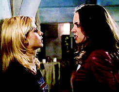 icecoldnukacola:  watcherspet:  And here we have the growing lesbian subtext with