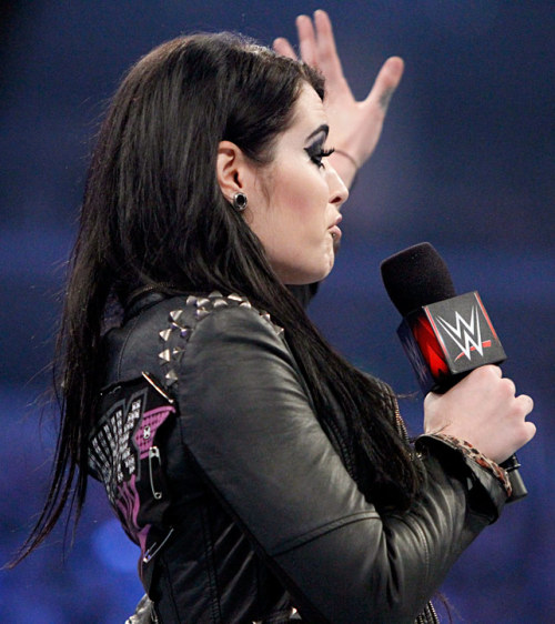 basicallysarayajadebevis:  SmackDown (3.26.15)