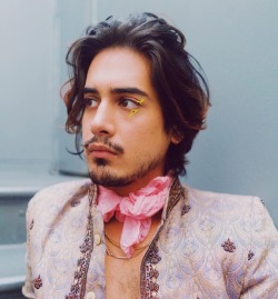 twistedandobsessed:So fancy.  Avan Jogia