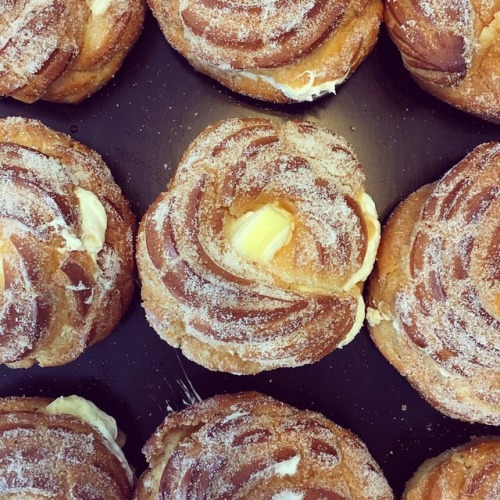 Roscas de San Isidro rellenas de crema chantillí. || San Isidro...