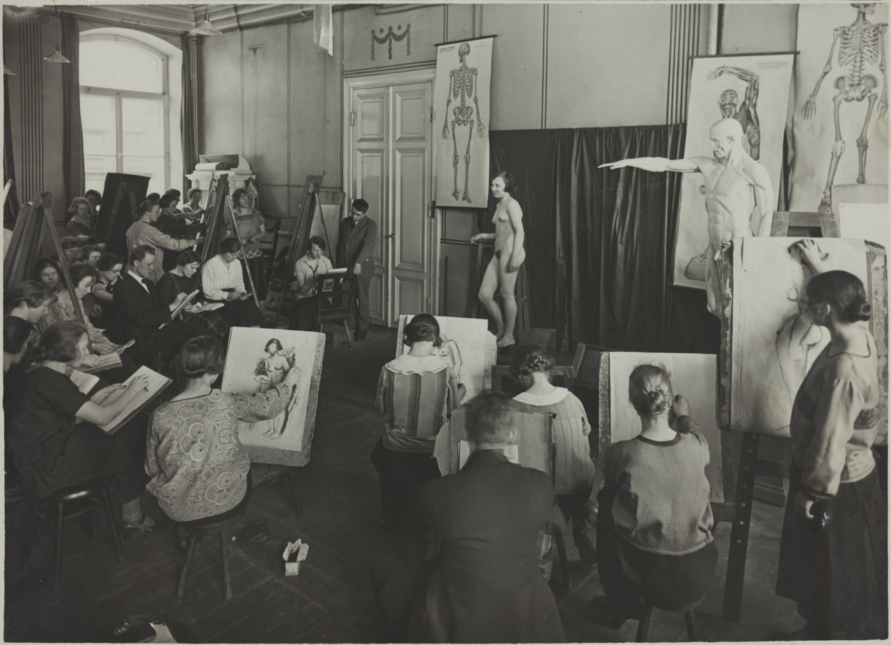 back-then: Life drawing class 1920s  Source: Aalto University Commons 