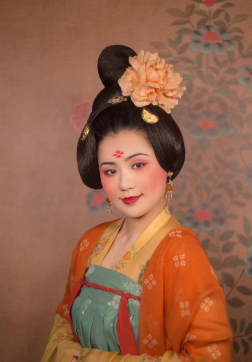 changan-moon: Traditional Chinese fashion in Tang dynasty style. Photo by 润熙陈. Make up by Nikki镜子.