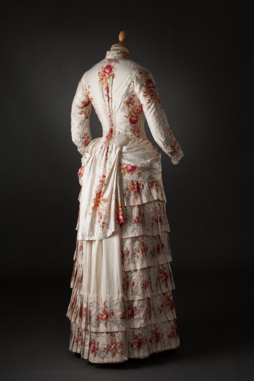 fripperiesandfobs:Dress ca. 1882From Tessier & SarrouOh dear, the draped overskirt is missing an