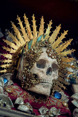 poreezayas:Heavenly Bodies: Cult Treasures &amp; Spectacular Saints from the Catacombs by Paul Koudounaris