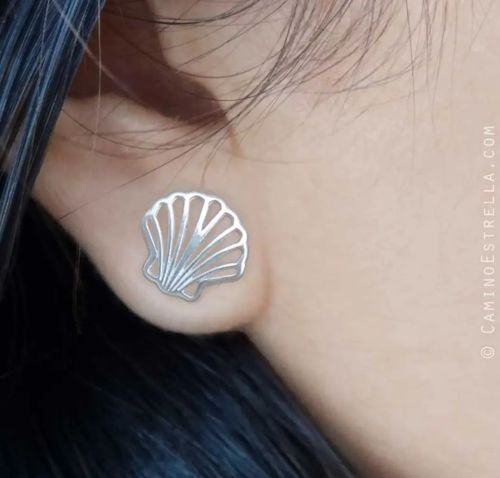 Handmade silver shell ear studs ✈️ Worldwide shipping For more information please inbox me or visit: