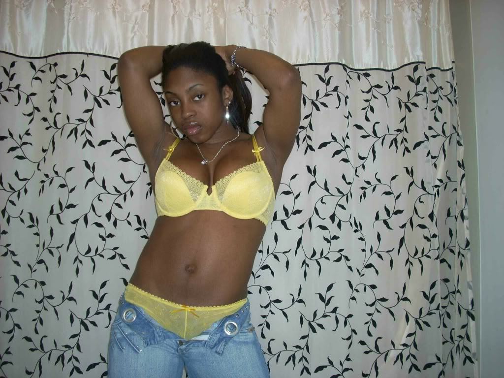 dickgoo:  Lil Thick’em 4′11 and stacked http://cash4sextape.com  cash in or