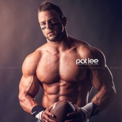 bigkimsprettyboyblog:  Super sexy Eric Janicki