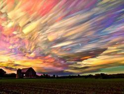 embracemyweird:  sixpenceee:  Time lapse of hundreds of sunsets. Photo credit goes to Matt Molloy.    oh my lord