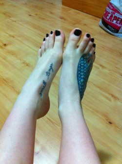 karla-roses:  Black sexy toes  OMG OMG OMGGGGGG