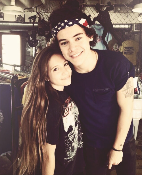 blamestyles:  Harry with a fan in LA (x) 