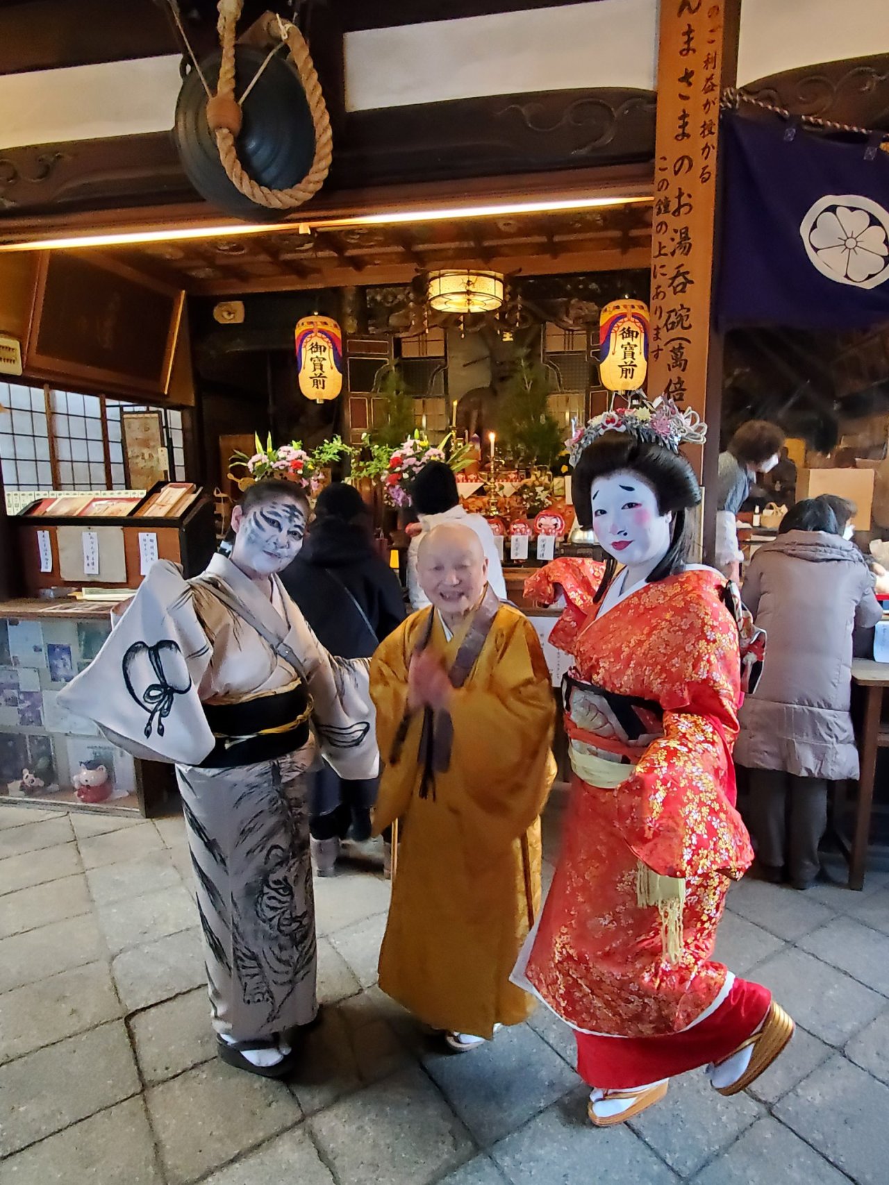 February 2022: Aoi-tayuu and Tsukasa-tayuu, of Suehiro okiya, posing in costumes for Obake with a bikuni (i.e. Buddhist nun) at the Senbon Enmado at Injo-ji Temple in Kamigyo, Kyoto, Japan. Obake is a part of Setsubun celebrations where the wearing of outrageous costumes is meant to confuse ghosts who would bring bad luck. On the right, Aoi-tayuu is wearing a costume resembling the character Tsuri Onna from the kabuki play “ Ebisu Môde Koi no Tsuribari,” who is considered to be an ugly woman. On the left, Tsukasa-tayuu is wearing a tiger inspired costume because 2022 is the year of the Tiger.Source: https://twitter.com/ayaka8700119/status/1489158894362382337?s=20&t=zpFzDBd33hAYR6lJ4QAFYA #kimono#tayu#tayuu#aoi#aoitayu#aoitayuu#tsukasa#tsukasatayu#tsukasatayuu#suehiro#suehirookiya#suehiroageya#suehirotayu#suehirotayuu#suehirotimeline#suehiro2022#shimabara#shimabaratayu#shimabaratayuu
