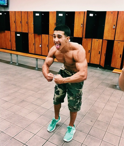 bbbgxoxo:  dem-kane-tho:  oahu braddah is damn finePart 1  I’d take you and your 2 friends lol what like action cuzz ;)!!!