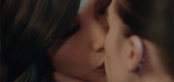 lena-lipbite-luthor:  Katie McGrath Kissing