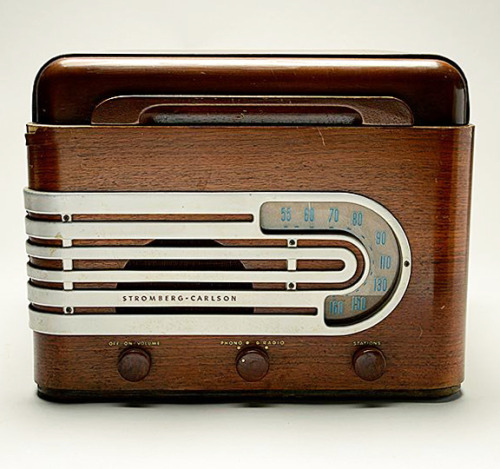Eames record player, Stromberg-Carlson, 1946. Evans plyform plywood case. Source