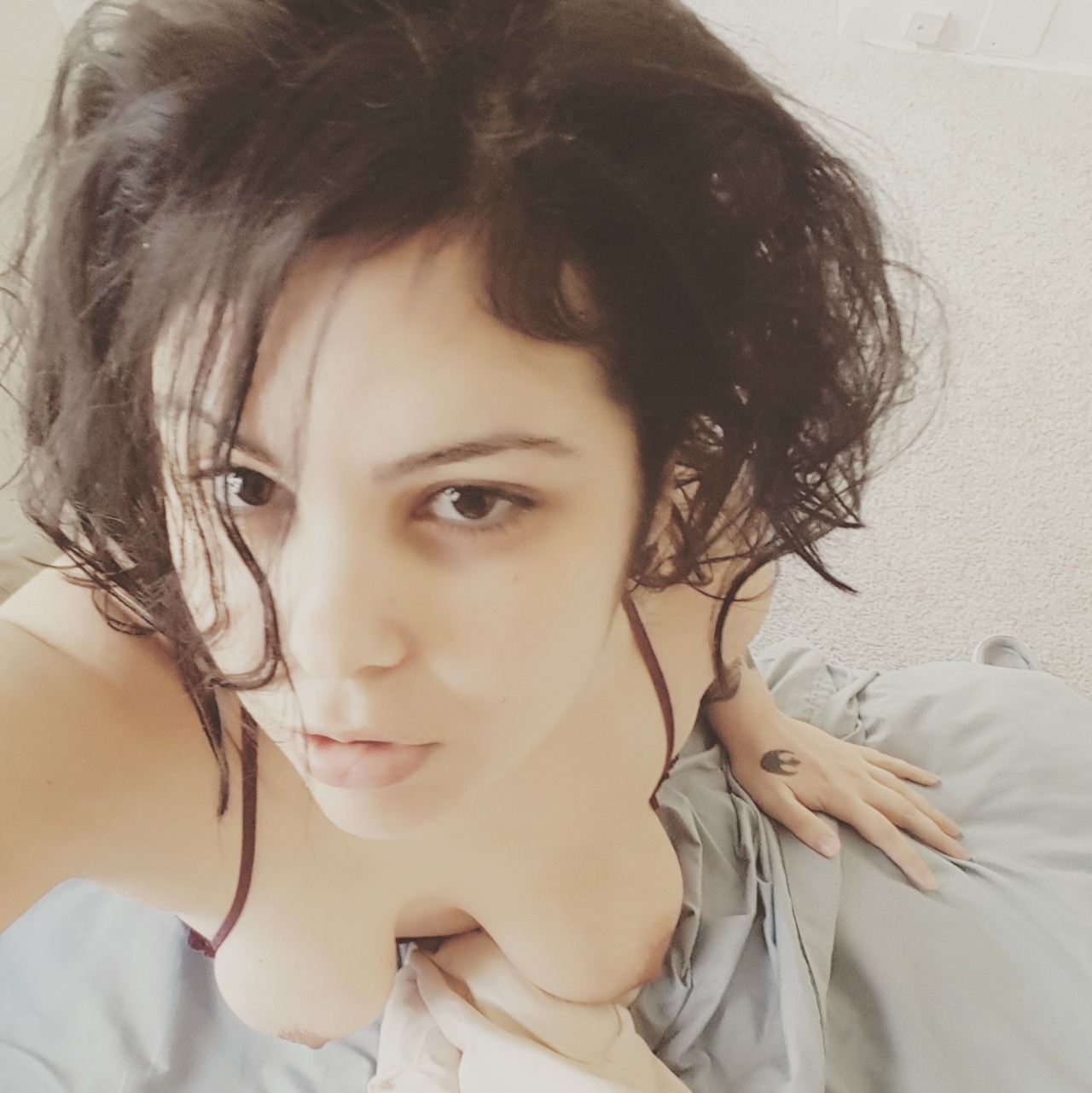 angiev13:  Dirty little housewife… jerk off to this 💦