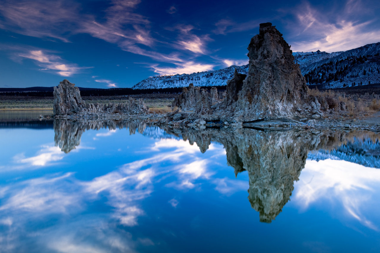 odditiesoflife:  Mono Lake One of the most beautiful and oldest lakes in the world,