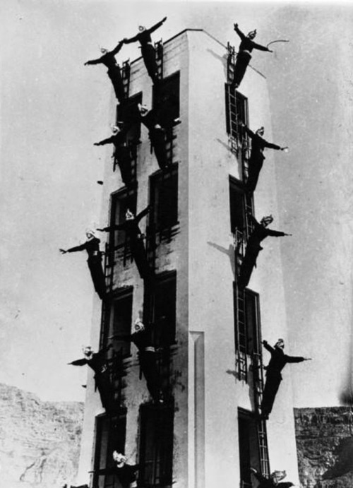 Un exercice des sapeurs-pompiers londoniens (An exercise of the fire brigade londoners), 1932.