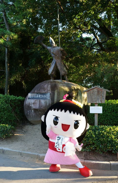 azflashjp: 三重県津市の「ゴーちゃん」が名古屋城に来た時の写真。 ゴーちゃんは、戦国時代の江姫をモデルにしたキャラクター。 “Go-chan” Tsu city, M