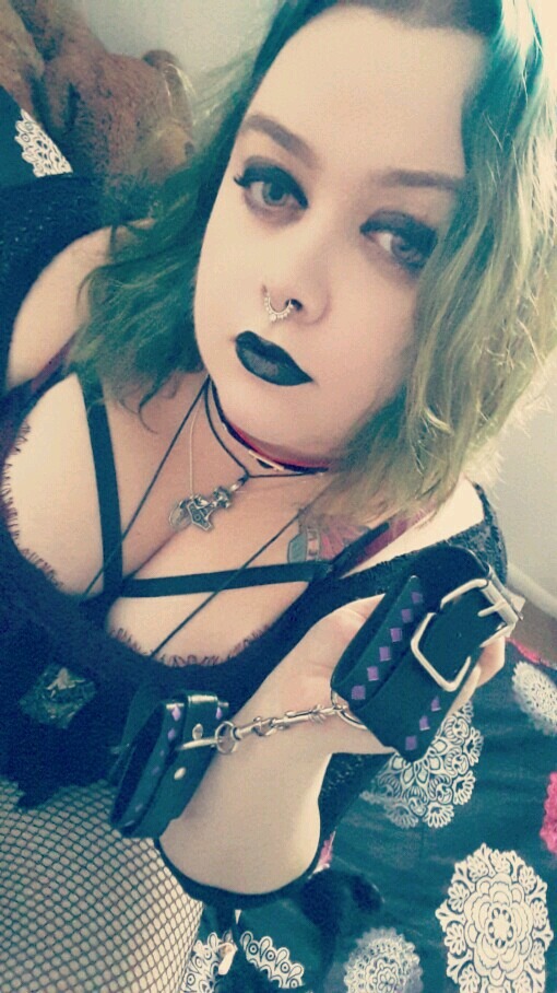 suicideangelkitten:  Pouty kitty wants to play!