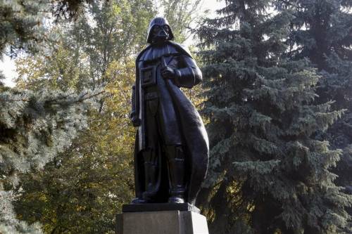 laughingsquid:  Statue of Vladimir Lenin in Ukraine Converted Into a Darth Vader Statue That Also Serves As a Wi-Fi Hotspot   addirittura !!!! :-O