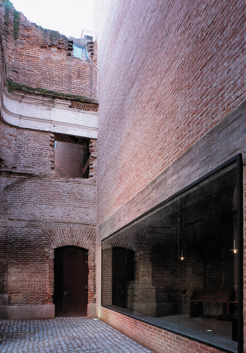subtilitas:Linazasoro & Sanchez - Cultural Centre of the Piarists, Madrid 2004. This phenomenal 