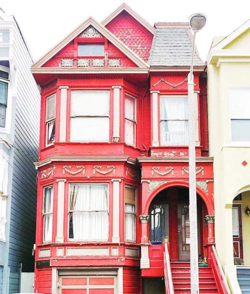 passivites:Instagram user Patrix15 explores San Francisco’s candy-colored houses.