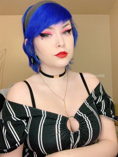 rydenxo:we’ve gotta lean into the love a little before we die 💙😌✨ ((my links // my wishlist))