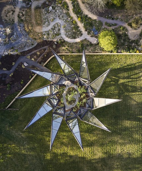Kinetic Diamond-Shaped ‘Glasshouse’ Unfurls Like a Blooming Flower
Mixing function and form, Heatherwick Studio has created a stunning kinetic structure at the UK’s Woolbeding Gardens. Nestled in a historic Sussex estate, Glasshouse is a glass and...