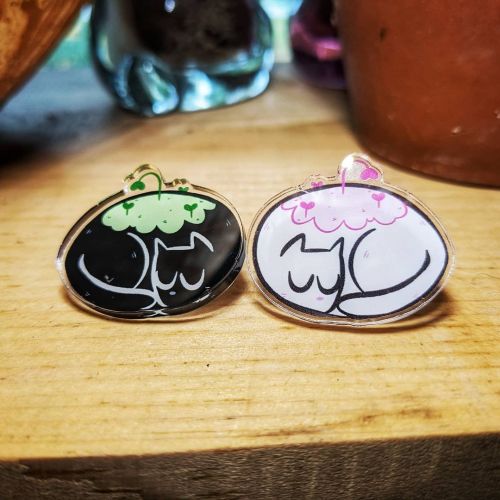 Cat Lover Pins  $8 on my shop (link in bio) and perfect for Valentine&rsquo;s Day! I&rsquo;m